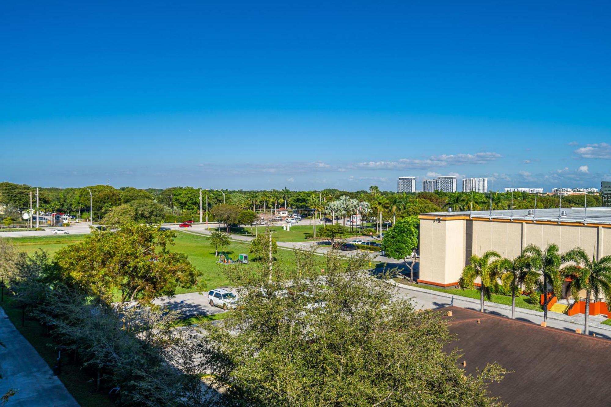 Amazing 2 Bedroom Unit In Doral Miami With Free Parking Hialeah Gardens Dış mekan fotoğraf