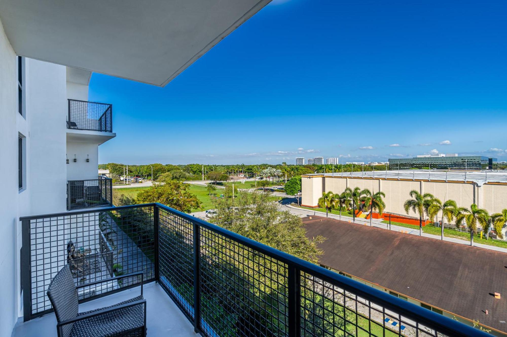 Amazing 2 Bedroom Unit In Doral Miami With Free Parking Hialeah Gardens Dış mekan fotoğraf
